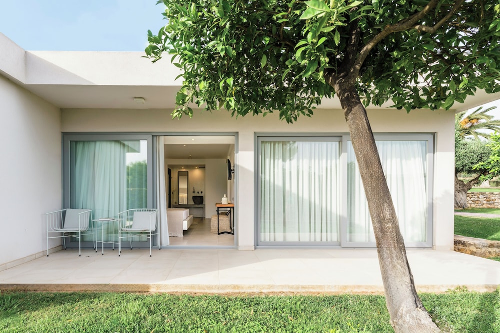 Premium Bungalow Suite with Garden View thumbnail 5