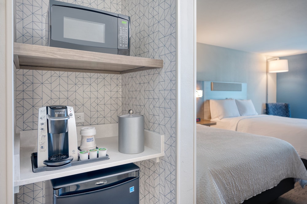 Standard Room, 2 Queen Beds - Photo 8