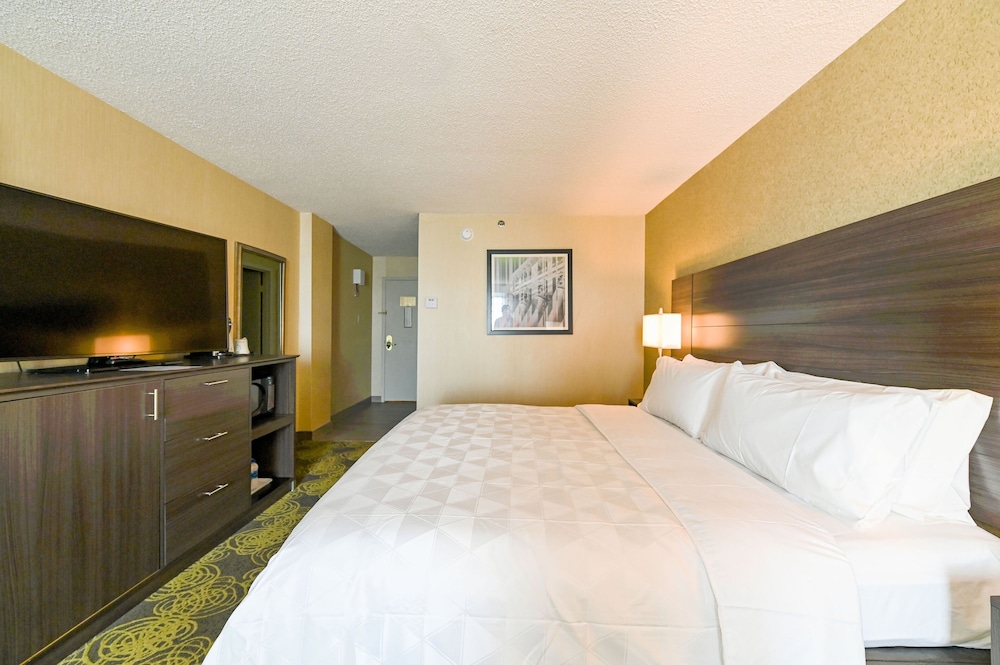 Standard Room, 1 King Bed (Walk-In Shower) - Photo 11