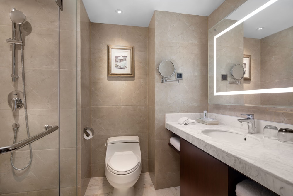 Premium Room, 1 King Bed, Club Lounge Access (Up to 3 Adults) - Photo 3
