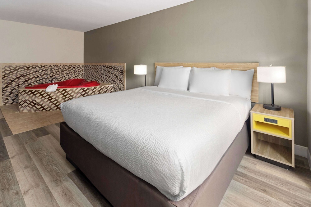 Deluxe Room, 1 King Bed, Non Smoking - Photo 5