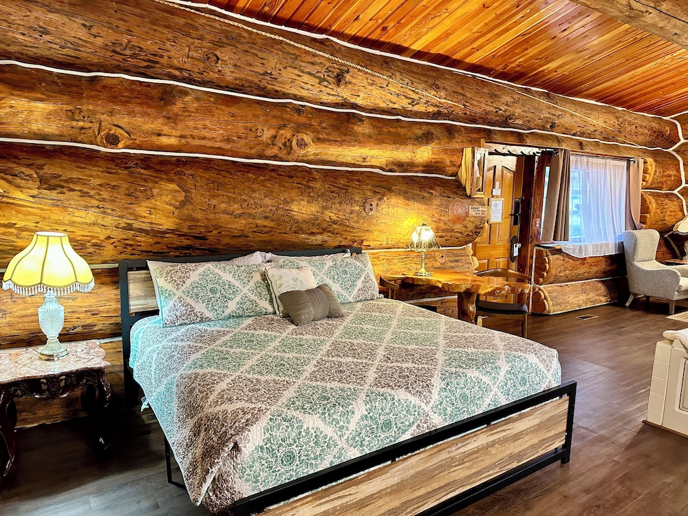 Signature Cabin, 1 Queen Bed with Sofa bed (Mrs. No) photo 1