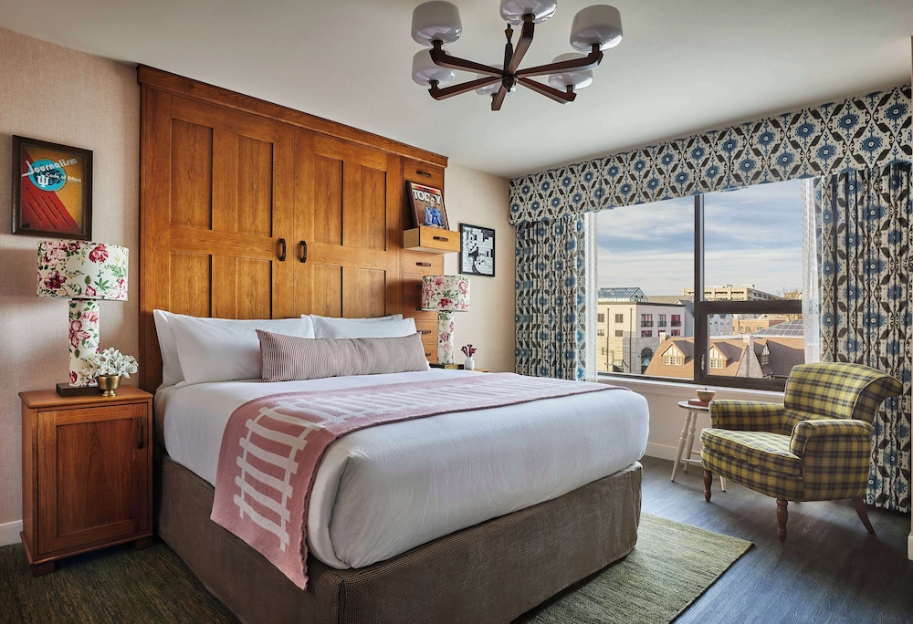 Room, 1 King Bed, Bathtub photo 1