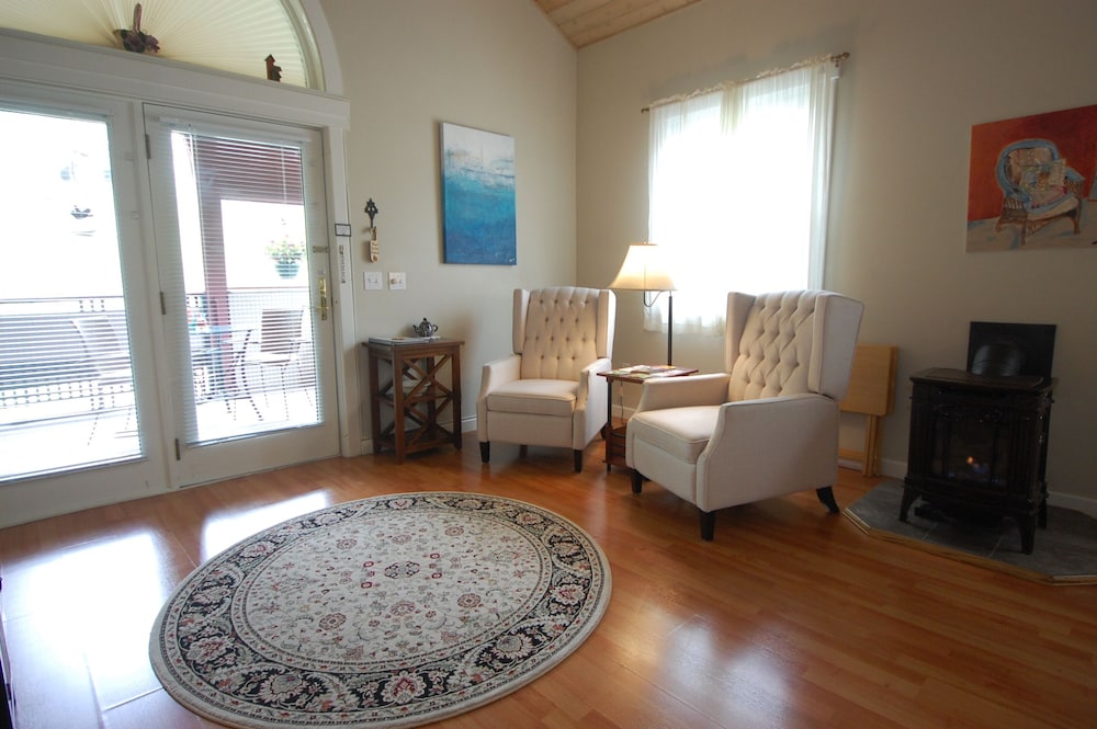 Deluxe Suite, Private Bathroom (Garden - Pets Allowed) photo 3