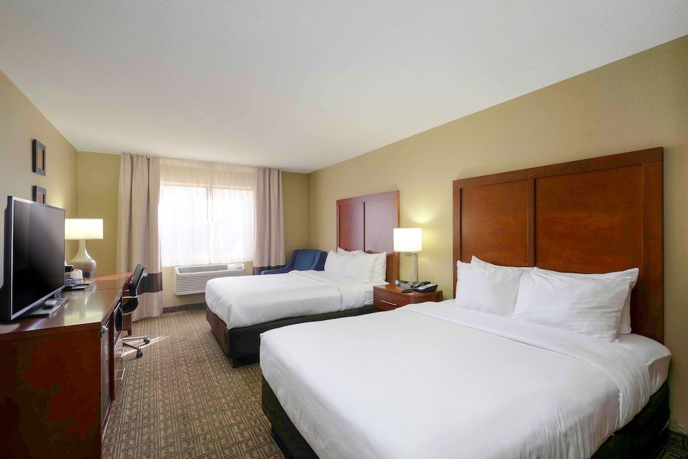 Standard Room, 2 Queen Beds, Non Smoking (Pets Allowed) - Photo 1