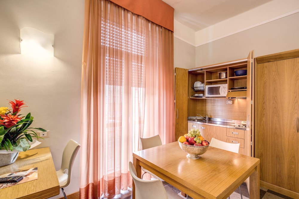 Standard Apartment, Kitchenette thumbnail 6