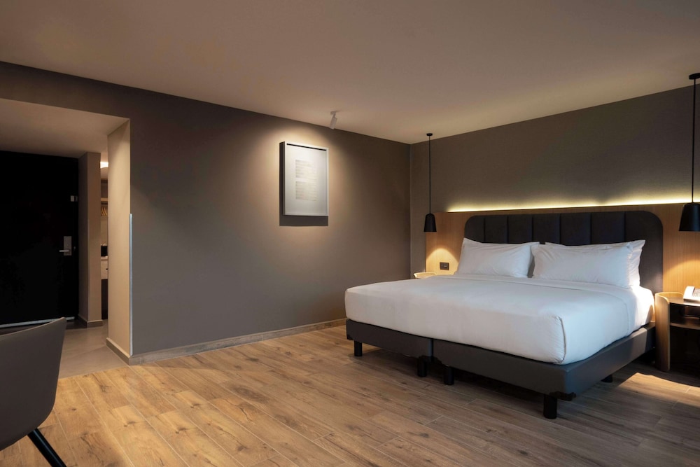 Executive Room, 1 King Bed - Photo 3