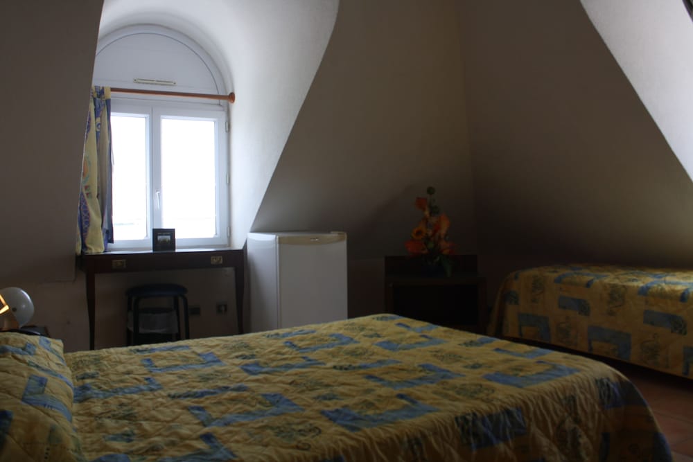 Triple Room (Optional 1 Additional Single Bed) photo 3