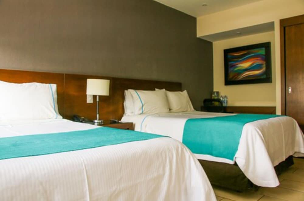 Standard Room, 2 Queen Beds - Photo 1
