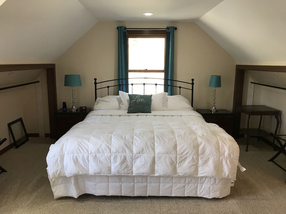 Romantic Loft, 1 King Bed, Jetted Tub, Courtyard View