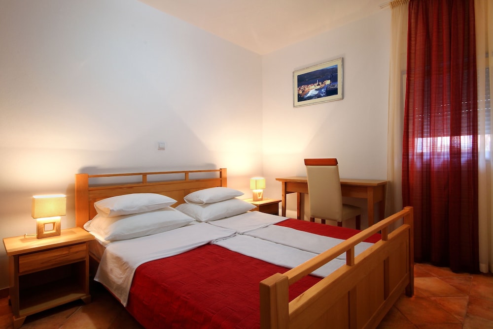 Economy Double Room, Private Bathroom photo 3