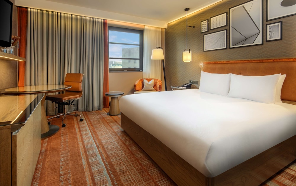 Hilton guest room thumbnail 5