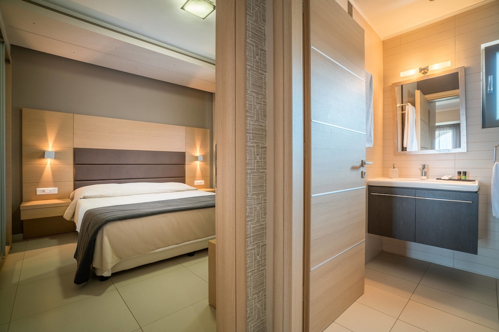 Deluxe Suite, Sea View - Photo 8