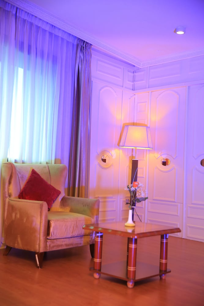 Executive Suite, 1 King Bed - Photo 5
