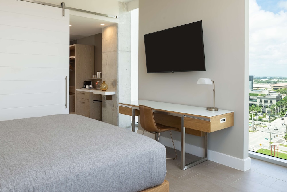 Room, 1 King Bed, Corner - Photo 4