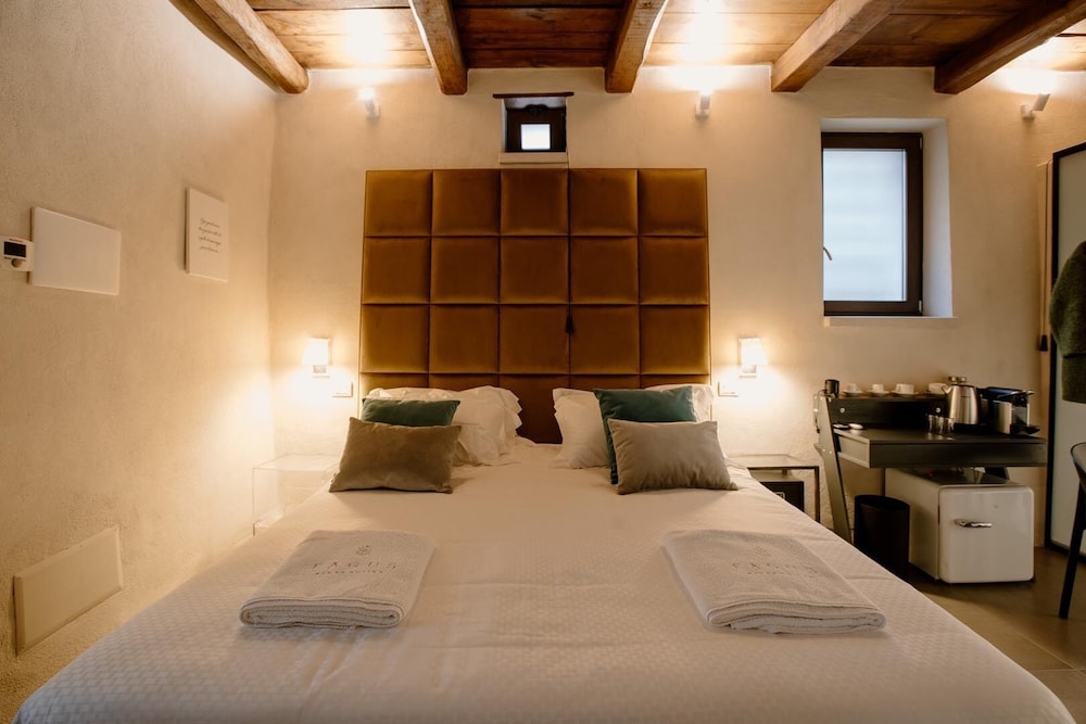 Basic Room, 1 King Bed - Photo 5