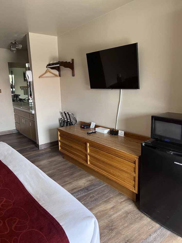 Standard Room, 1 King Bed photo 2