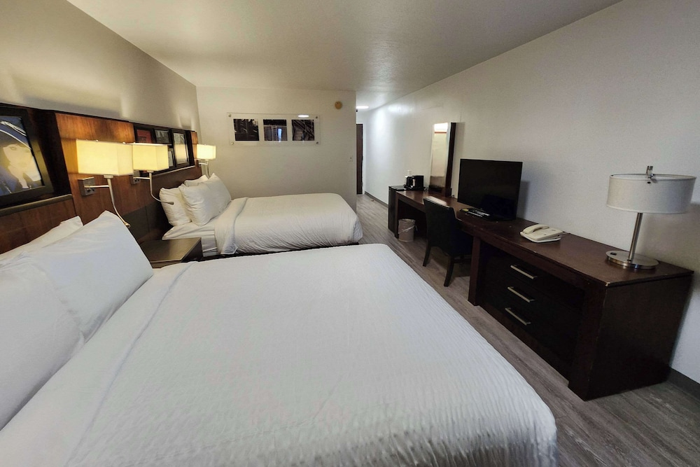 Room, 2 Queen Beds, Non Smoking - Photo 4