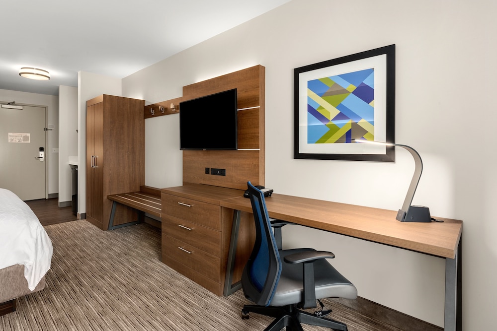Suite, 1 King Bed - Photo 2