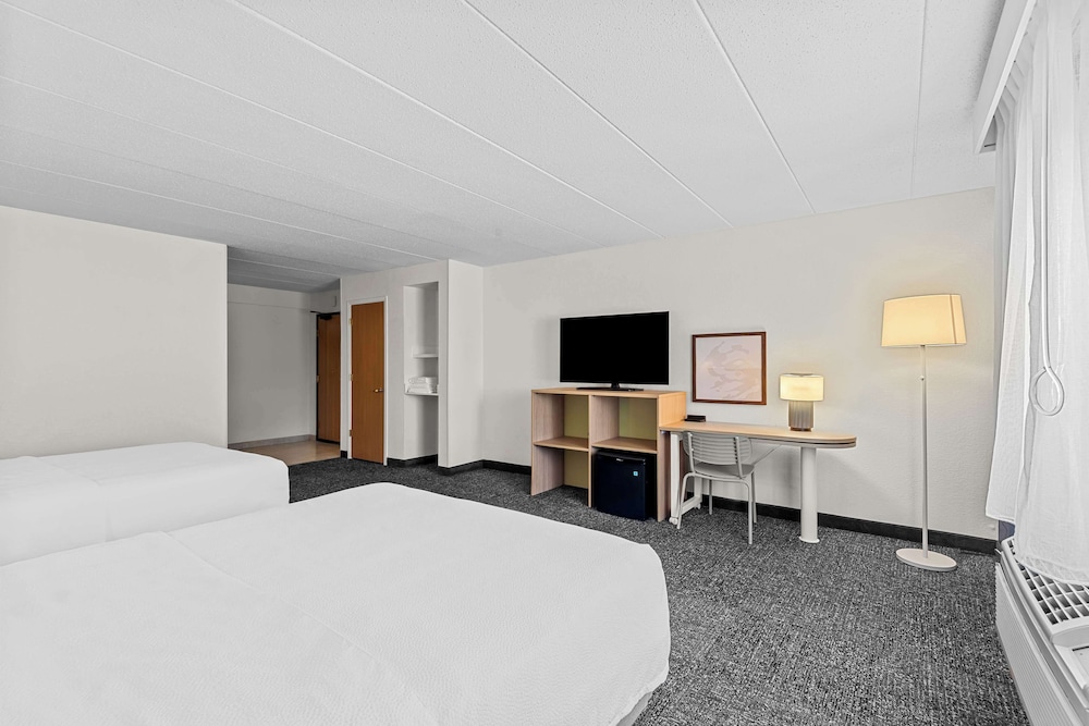 Room, 2 Queen Beds, Accessible (Roll-In Shower)