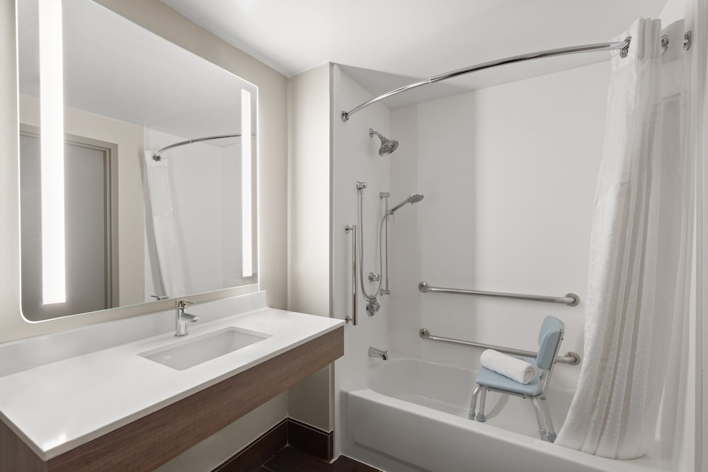 Standard Room, 1 King Bed, Accessible (Mobility, Accessible Tub) - Photo 5