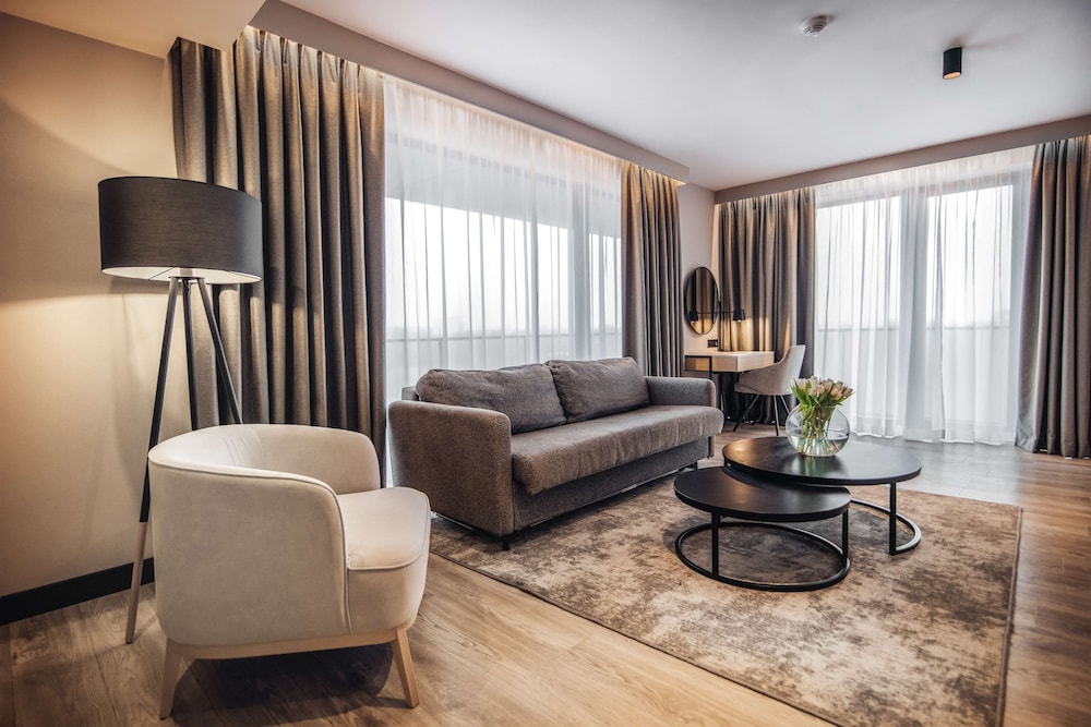 Suite - Photo 1
