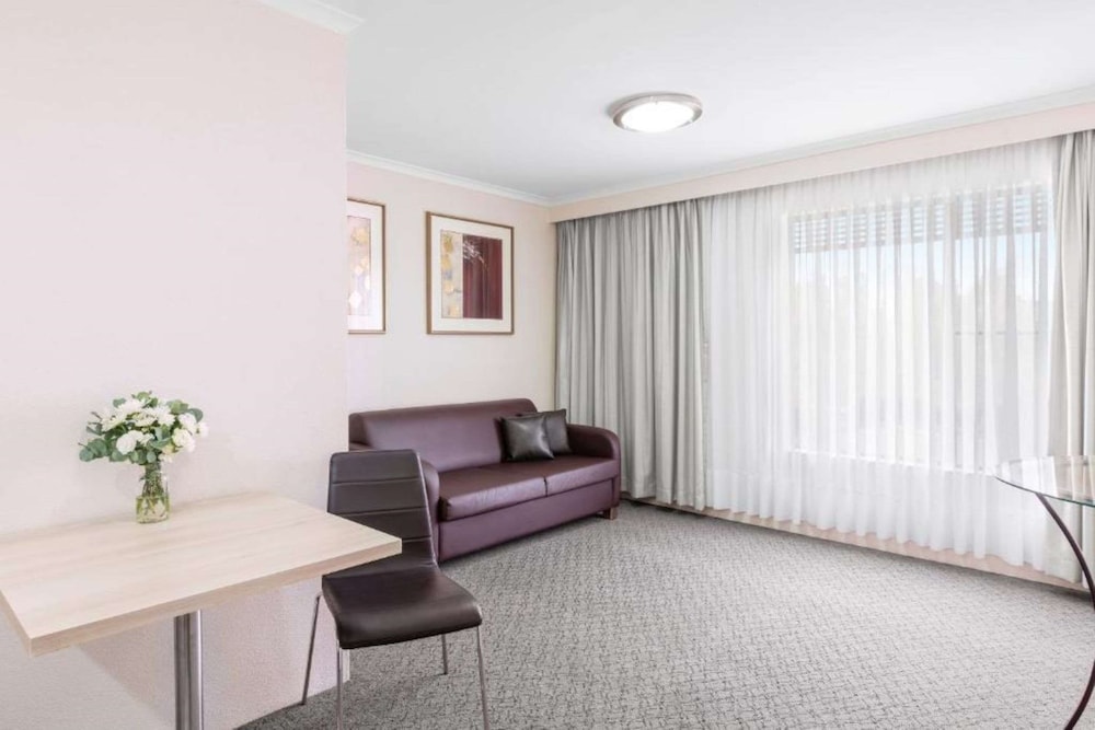 Executive Suite, 1 Queen Bed, Non Smoking (Larger Room;Quiet Location) - Photo 3