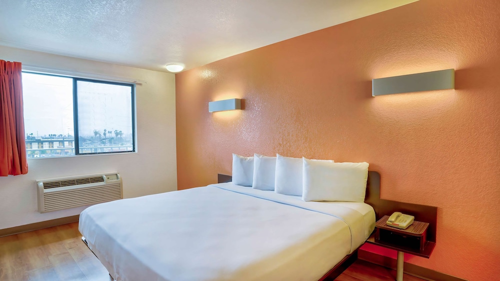 Premium Room, 1 Queen Bed, Accessible, Non Smoking photo 2