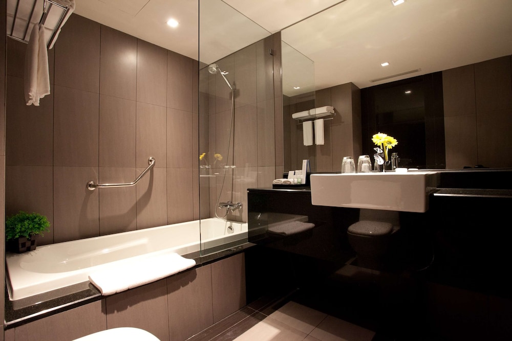 Executive Suite, 1 King Bed, City View photo 3