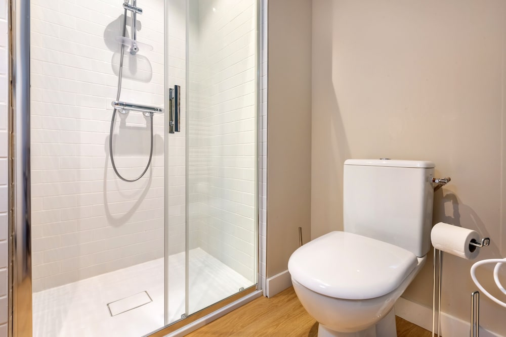 Standard Studio, Ensuite - Photo 6