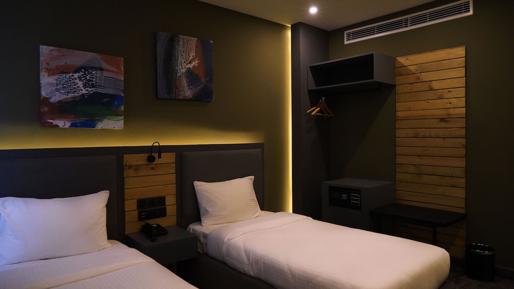 Standard Twin Room - Photo 3