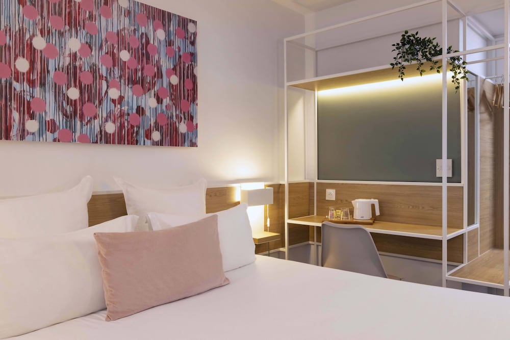 Standard Double Room thumbnail 6