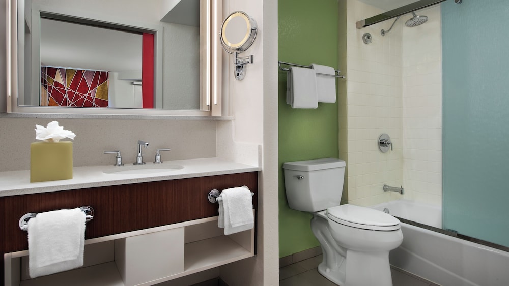 Standard Room. Hearing accessible - visual alarms and notifications. 1 king bed. - Photo 4