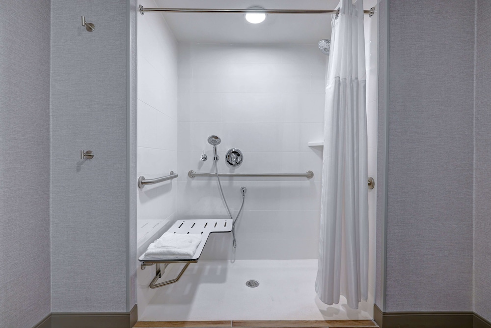 Deluxe Room, 2 Queen Beds, Accessible (Mobility & Hearing, Roll-in Shower) - Photo 8