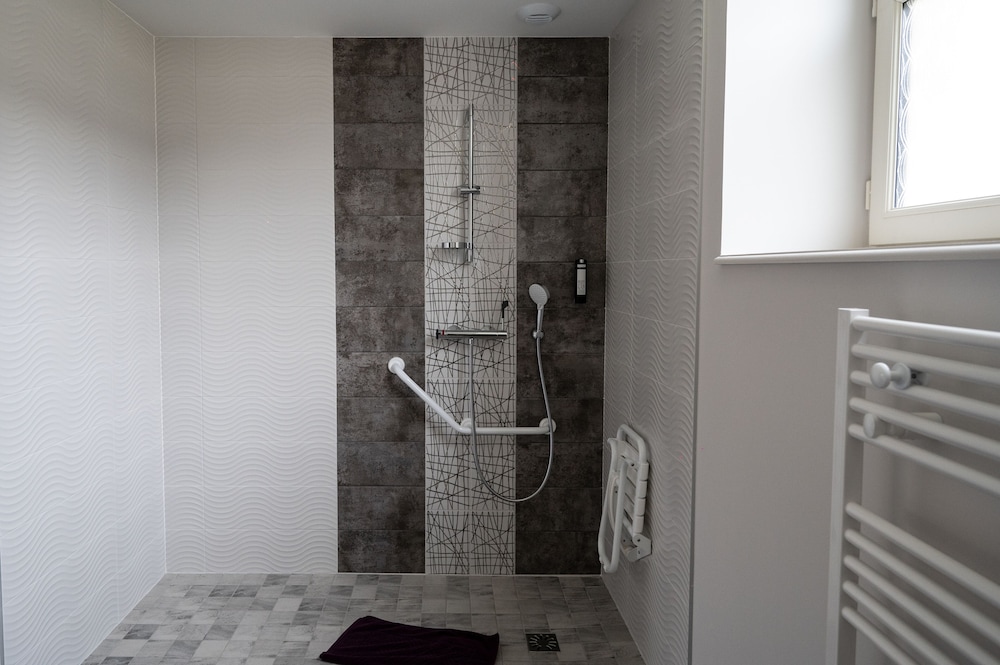 Executive Room - Photo 10