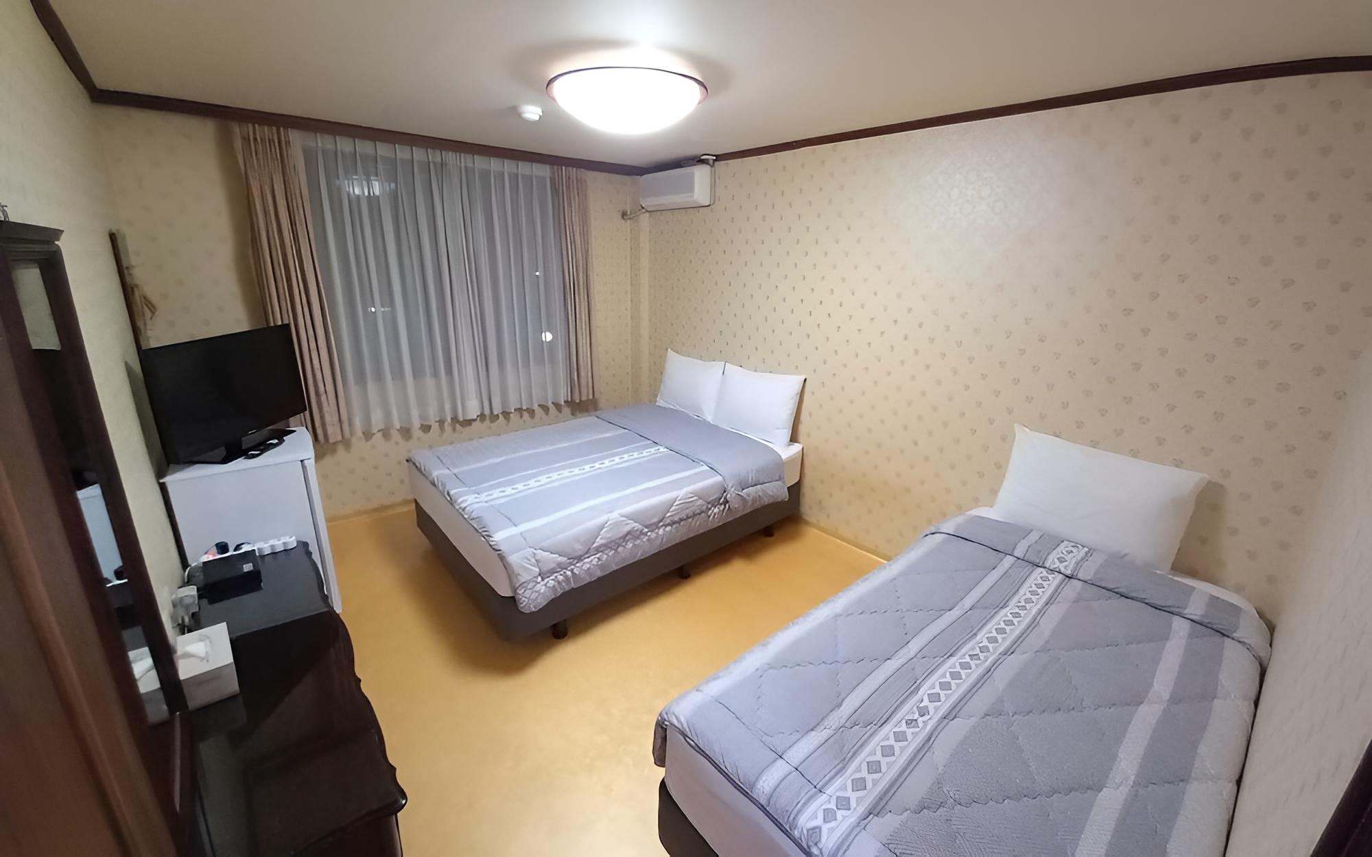 Room (Twin) - Photo 1