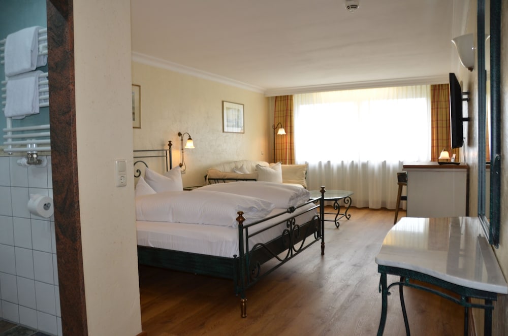 Traditional Double Room, 1 King Bed, Non Smoking photo 3