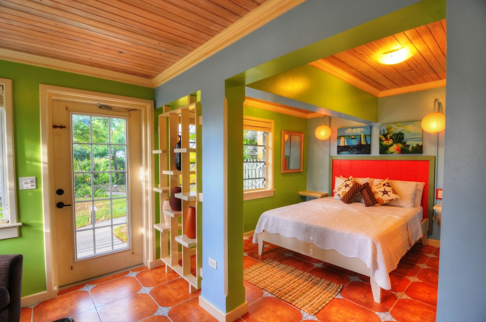 Efficiency Suite with Queen Bed & Kitchen 102