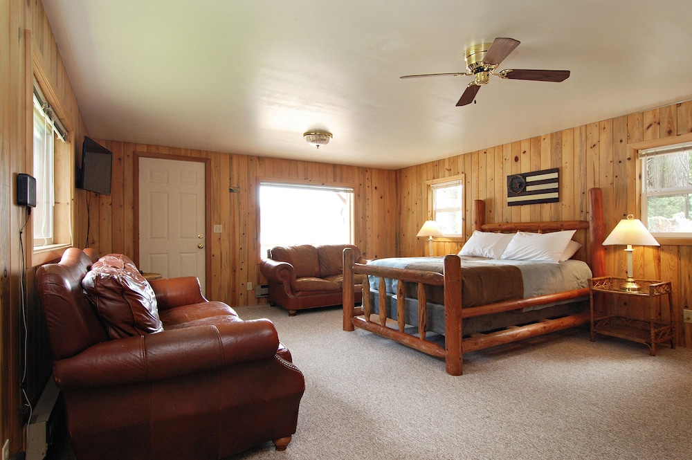 Eagles Nest 1 Bedroom Cabin - Full Log Bed photo 3