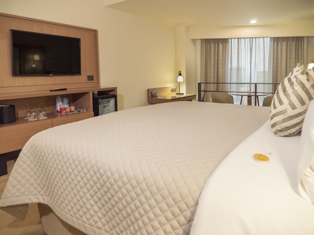 Executive Room, 1 King Bed - Photo 2