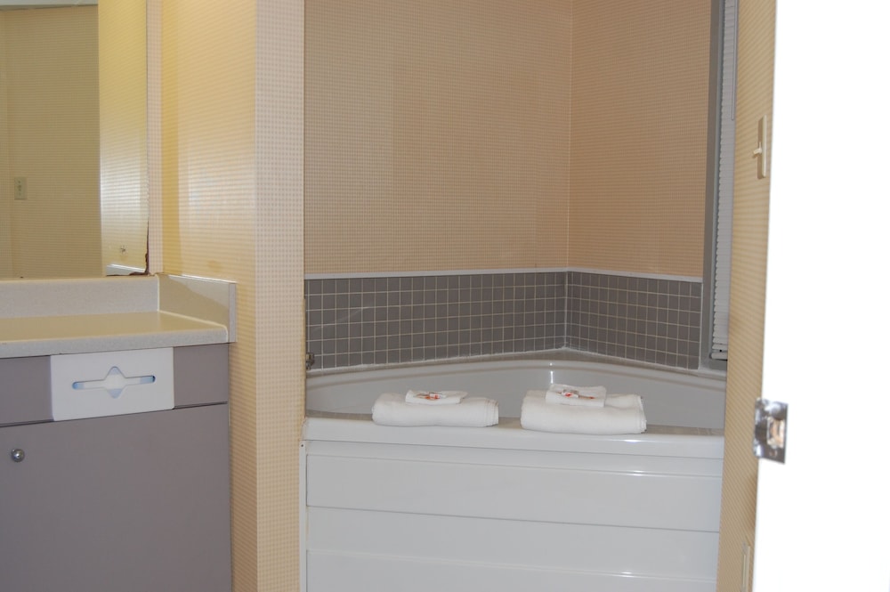 Suite, 2 Queen Beds, Fireplace - Photo 17