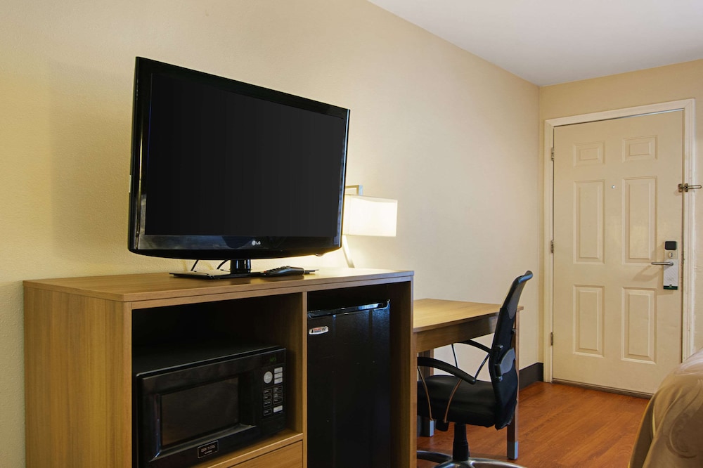 Room, 1 King Bed, Accessible, Non Smoking - Photo 6