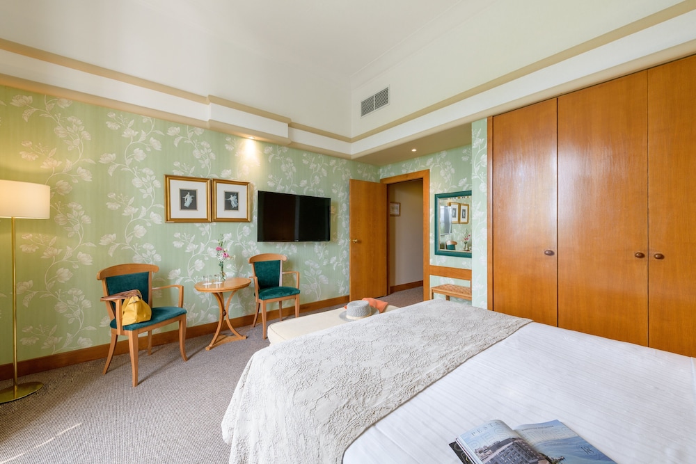 Standard Double or Twin Room - Photo 2