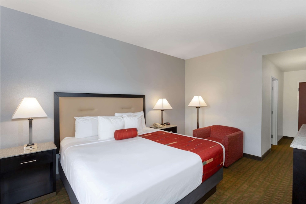 Superior Suite, 1 King Bed, Non Smoking (Mobility Bathtub w/Grab Bars) - Photo 5