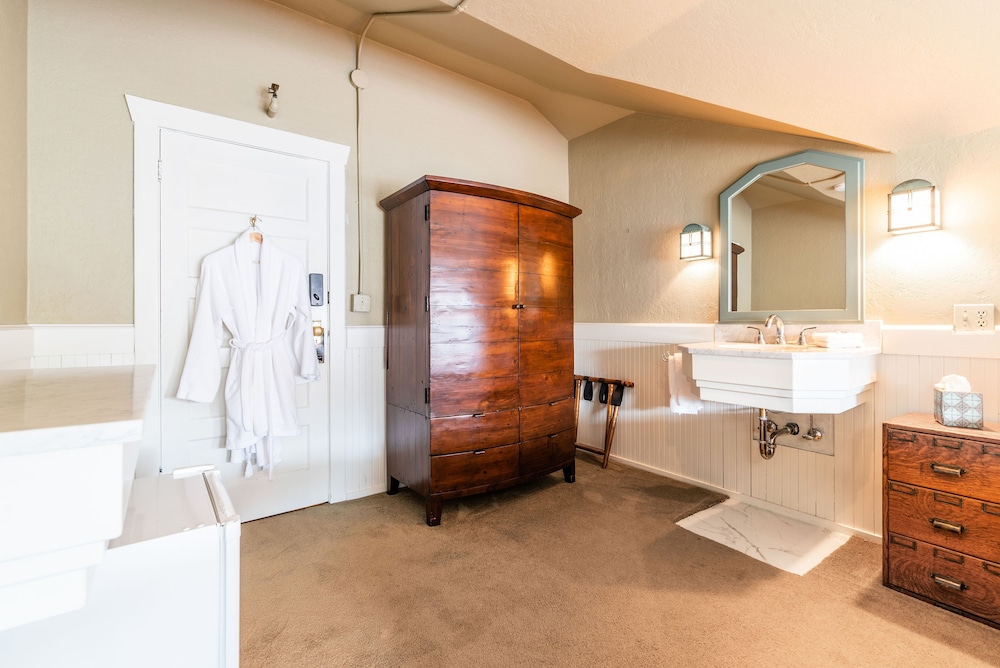 Economy Queen Room 308 Shared Detached Bathroom photo 3