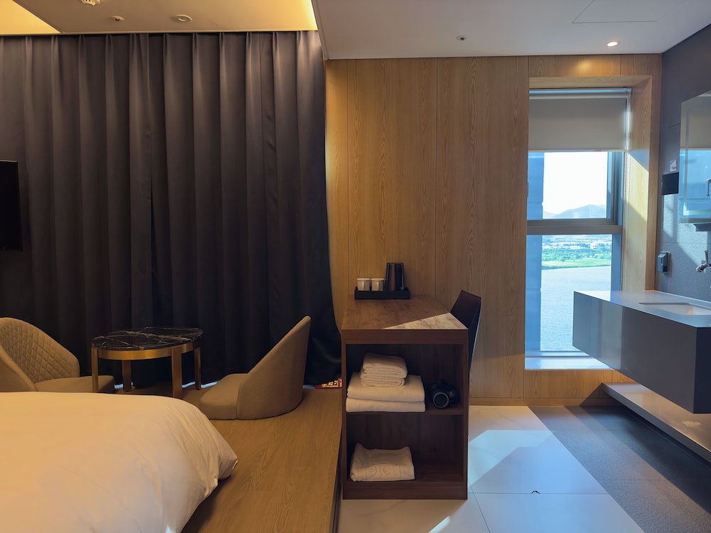 Deluxe Double Room (No View) - Photo 8