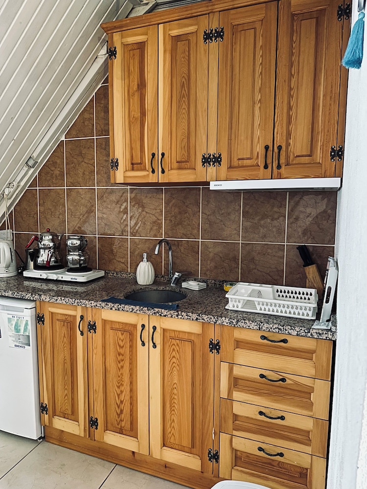 Economy Double Room, 1 Queen Bed, Non Smoking, Shared Bathroom photo 2