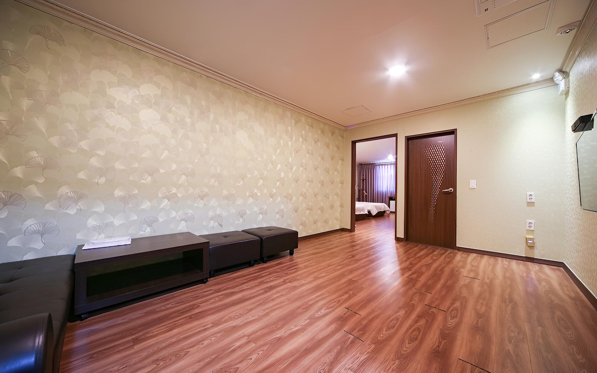 Room (Suite) - Photo 2