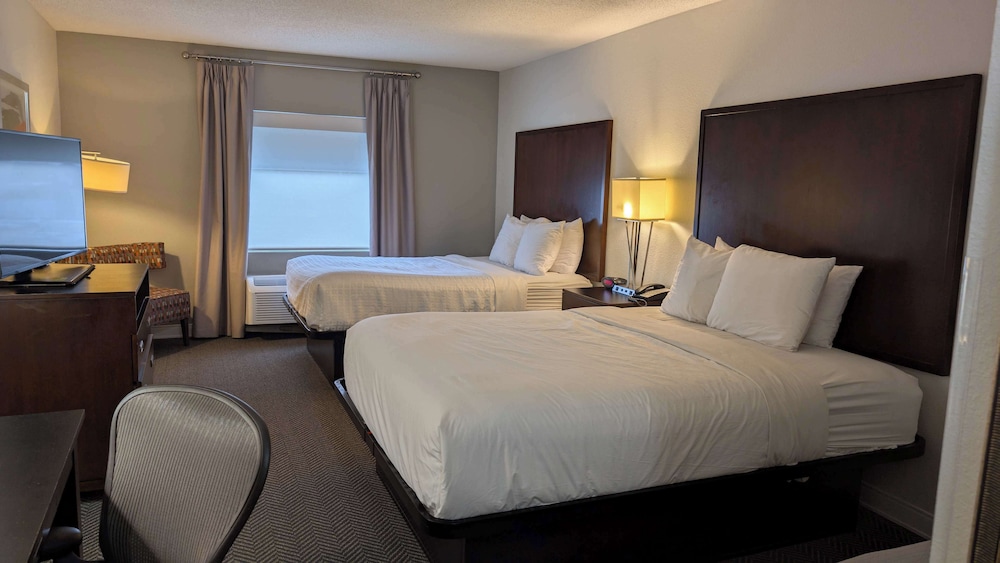 Room, 2 Queen Beds - Photo 4