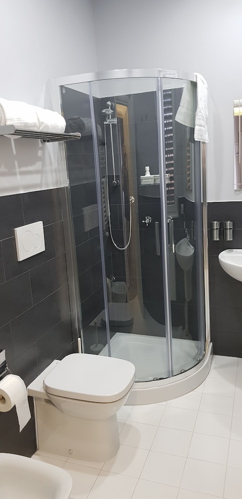 Room, Ensuite photo 2